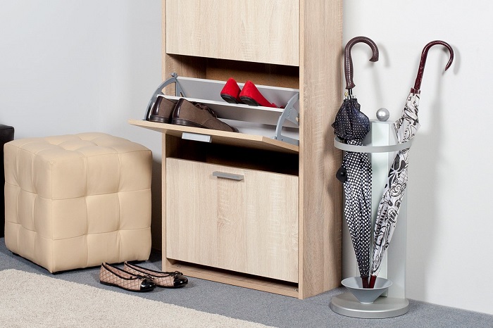 Обувница поможет держать вашу обувь в порядке и сэкономит место в коридоре. / Фото: roomester.ru