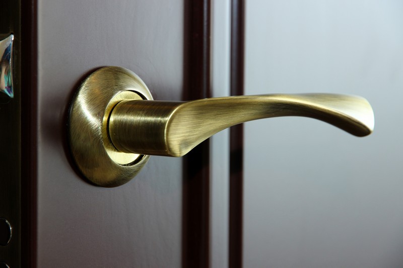 Дверная фурнитура — что это и для чего нужна?